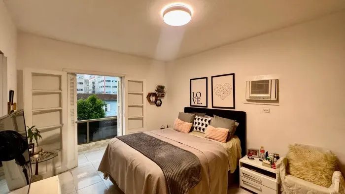 BOQUEIRÃO EM SANTOS APARTAMENTO REFORMADO COM SUÍTE, SACADA E CONDOMÍNIO BAIXO!