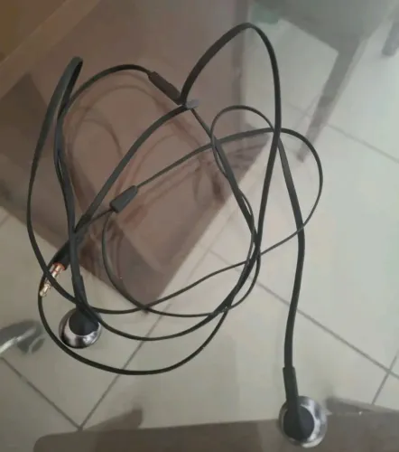 Par de fones de ouvidos jbl originais, semi novo!