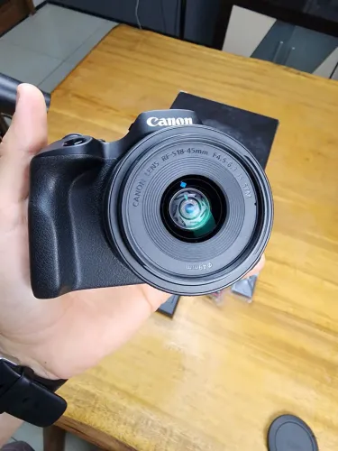 Canon R100 (Semizero)