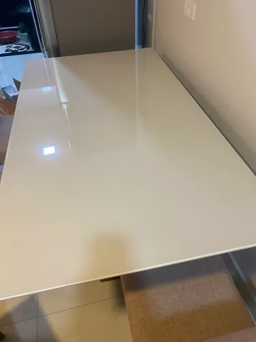 Mesa linda com 6 cadeiras e sem nenhum detalhe