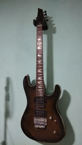 Guitarra Memphis com ótima construção. Floyd rose.