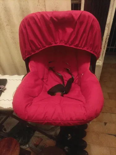 Cadeirinha com forro e guarda sol acolchoado pra segurança de bebê pouquíssimo usado