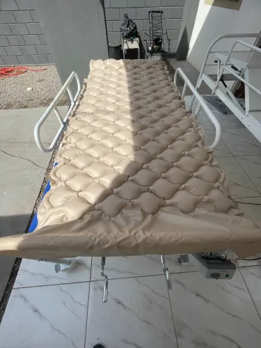 Capacidade reforçada: suporta até 180 kg. · Sistema silencioso: acionamento manual