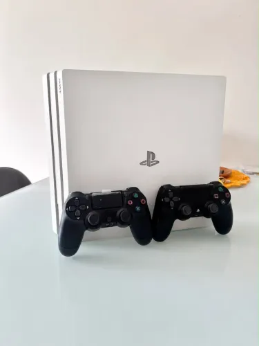 PS4 Pro Glacier White 1TB + 2 Controles Originais + 5 Jogos | Excelente Estado