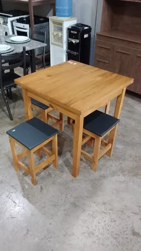 MESA DE MADEIRA COM 4 BANCOS NOVO 550,00