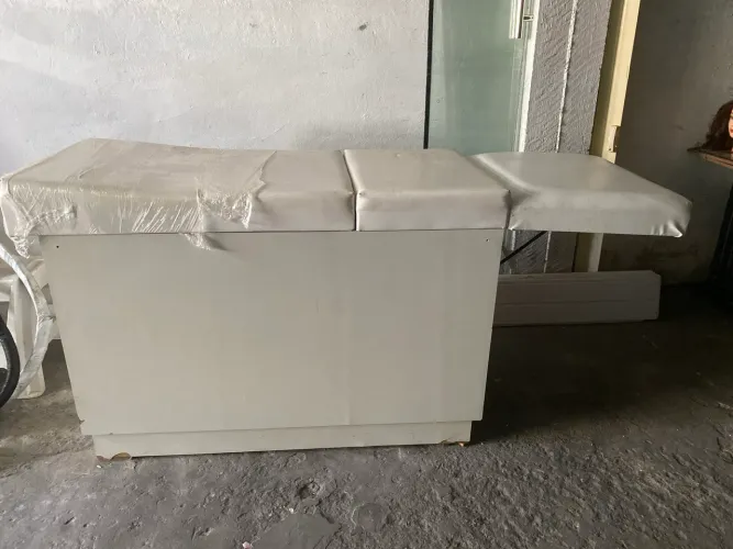 Vendo mesa de depilação com armário embutido 