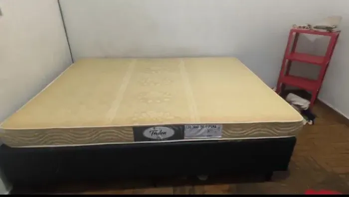 Vende-se Cama de Casal (Suporte + Colchão)