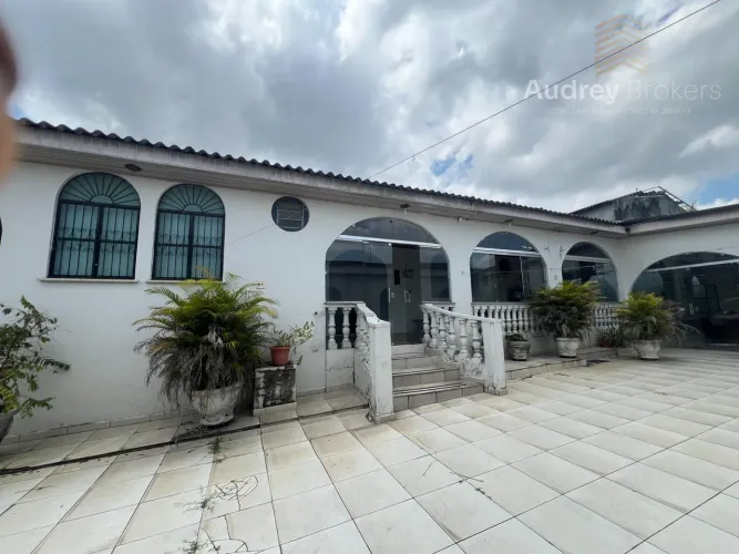 Casa Comercial na Av. Dublin em Planalto, próxima a Av. Constatinopla - Manaus