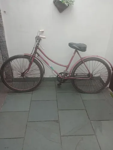 Bicicleta vintage aro 26 com freios de metal ainda com pintura original.