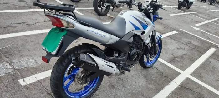 Fazer 250 personalizada.