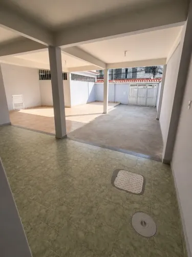 Casa com quintal para locação