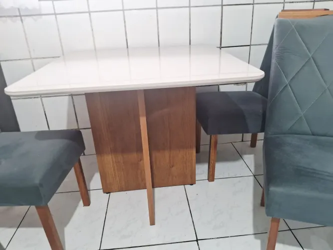 Mesa 4 cadeiras 1×1 mt seminova em perfeito estado.