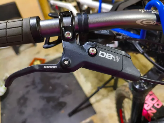 Freio hidráulico de bike Sram DB8 - 4 pistões downhill