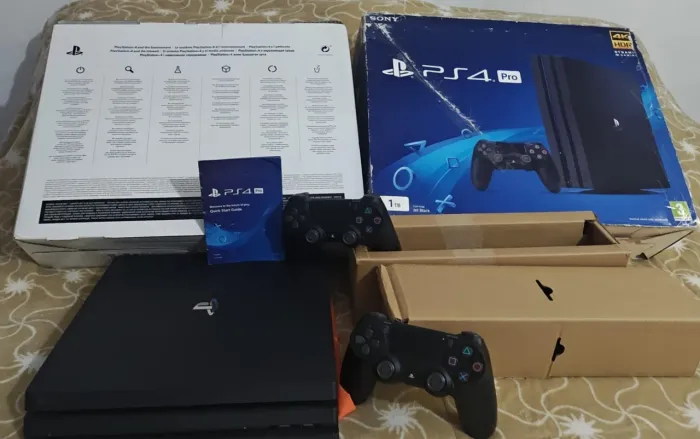 PS4 PRO -1TB - 2 controles -caixa manual 