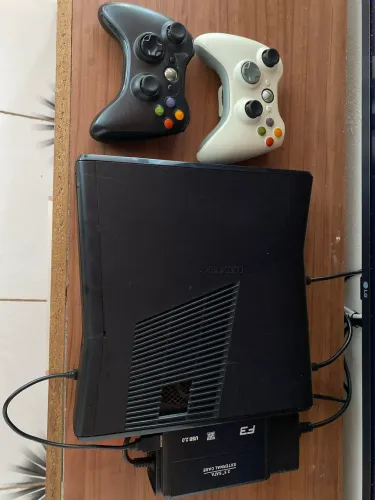 Xbox 360 rgh hd 500gb 68 jogos dois controles originais 