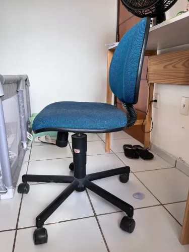 Cadeira de Escritório Giratória Azul com Rodinhas