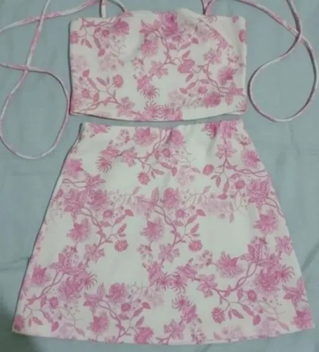 Conjunto casual romântico com saia rosa e branca texturizada em malha