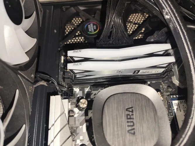 Vendo memória ram XPG 8gb cada ddr4 3200hz