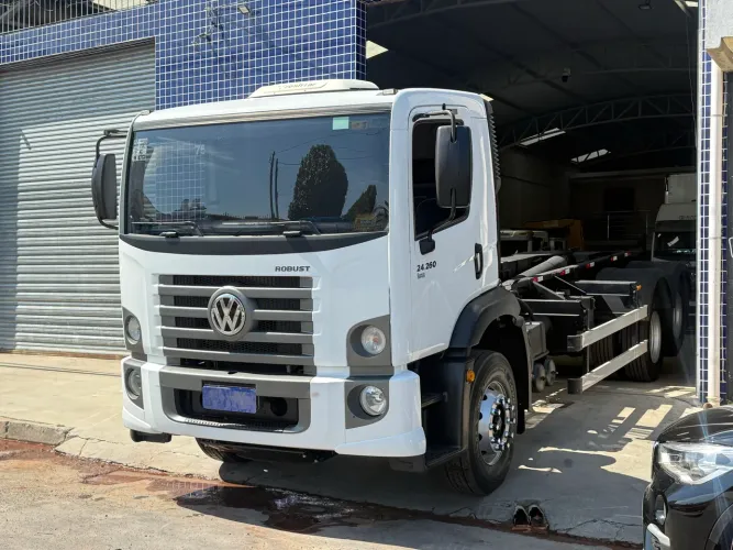 Vw 24260 2023 com apenas 50 mil kms com Rollon roloff 