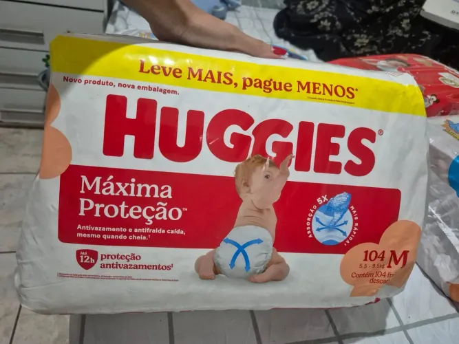 Fralda Huggies M 104 fraldas NOVA