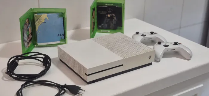 Xbox One S (Usado) + 2 Controles Originais + GTA V e Mortal Kombat 11
