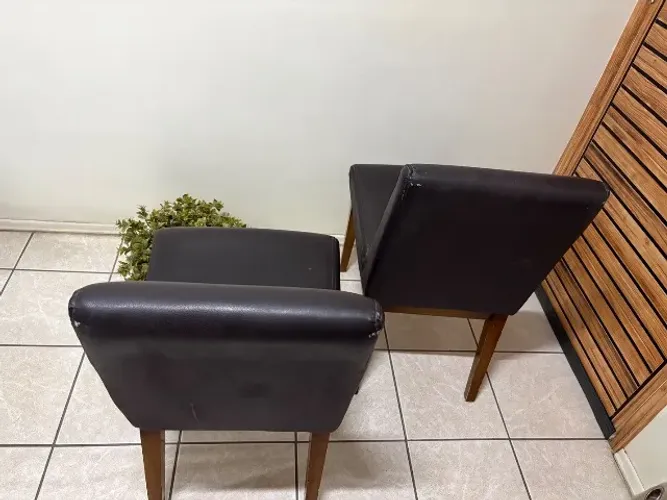 Cadeiras estofadas couro marrom