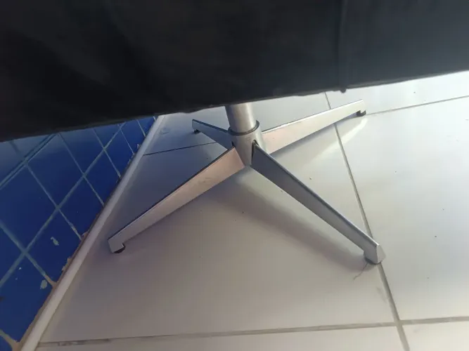 Vendo uma protona preta nova giratória pé de inox 