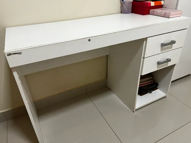 Escrivaninha branca 