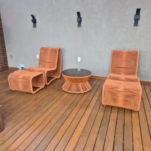 CONJUNTO PÃO DE AÇUCAR - 2 POLTRONAS COM PUFF + MESA DE CENTRO 