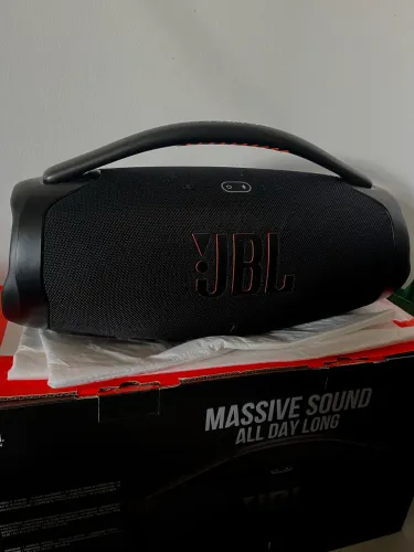 Vendo Caixa de Som JBL, apenas meses de uso. Está em bom estado!