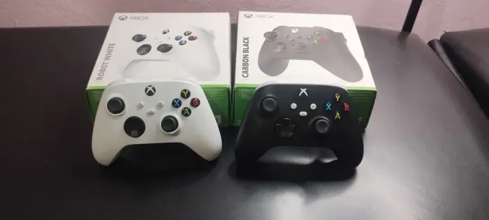 Vendo 2 controles de Xbox Séries S.