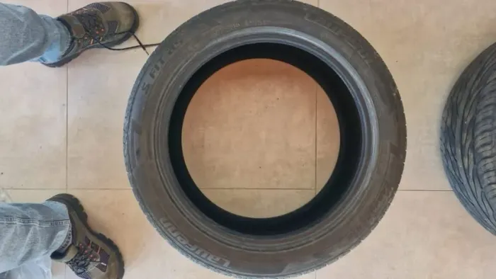 Par de Pneus Novos 245/45 ZR18 + 2 Carcaças de Brinde