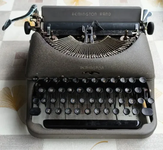 Máquina de escrever Remington Rand com maleta