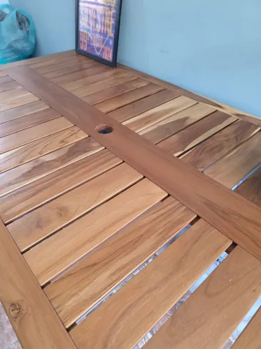 Mesa em madeira marrom