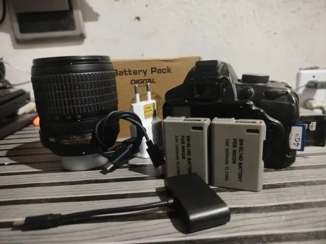 Nikon d3200 com lente 18-105 e duas baterias de carregamento tipo c novas