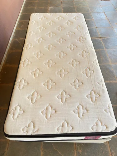 Cama Solteiro seminova Epeda Cannes 