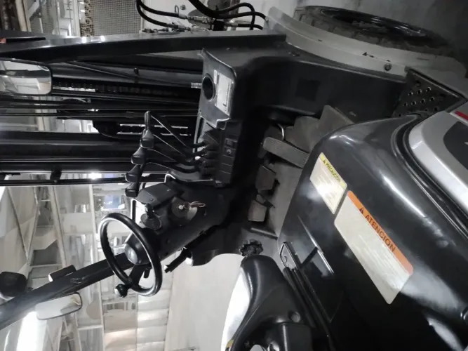 Empilhadeira Toyota 2013 com Clamps