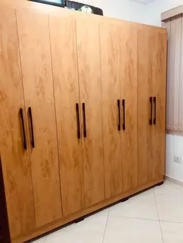 Guarda- roupa casal 8 portas e acabamento na cor freijó