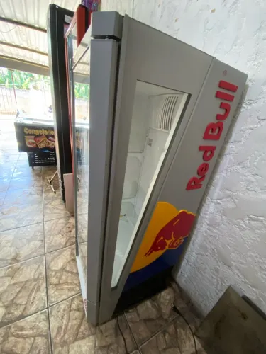 Freezer Red Bull 450l gela muito 220v