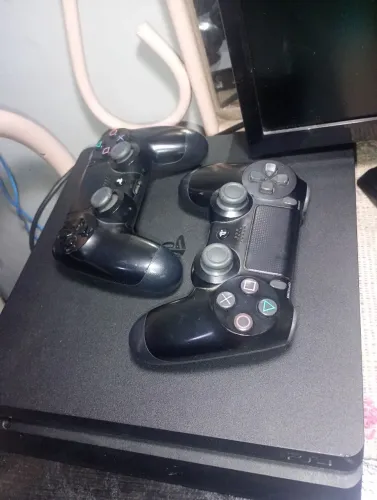 Vendo ps4 com dois controles 