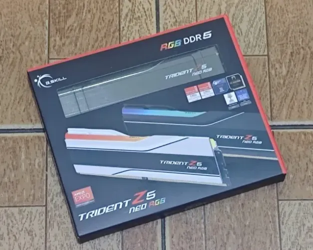 32GB (2x16GB) Memória RAM G.SKILL DDR5 Trident Z5 Neo RGB (Nova, Lacrada)
