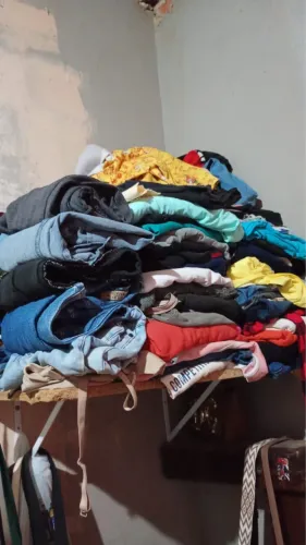 Estou vendo tudo isso de roupas vestidos, calças, short, camisas etc