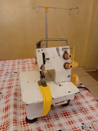 Máquina de costura galoneira