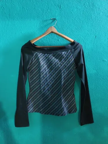 Blusa Manga Longa Listrada com Decote Canoa