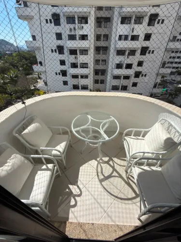 Jogo de mesa para varanda, jardim ou piscina.