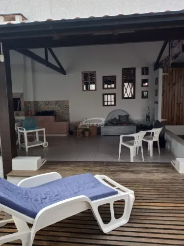 Casa na Quadra do Mar no Centro de Balneário Piçarras | 3 Quartos | Mobiliada | Excelente