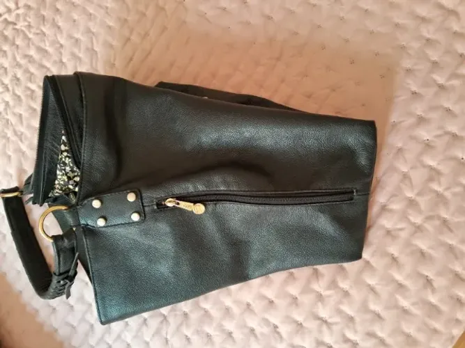 bolsa de couro, grande, preta, marca recuo, com várias divisórias, em ótimo estado