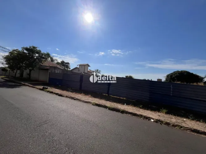 Terreno disponível para venda no bairro Cidade Jardim em Uberlândia-MG