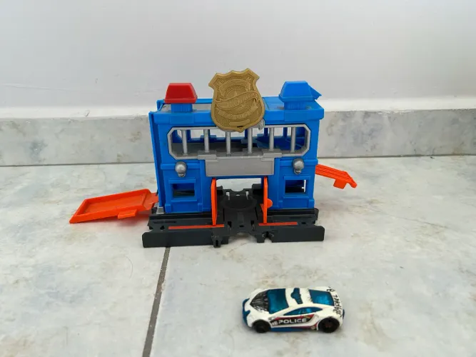 Pista hot wheels delegacia de polícia