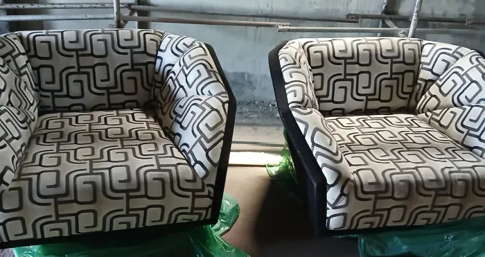 Poltronas giratórias com pés de ferro